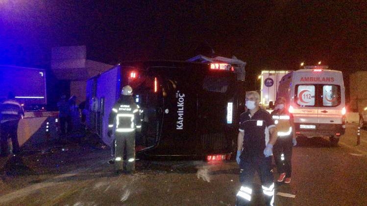 Yolcu otobüsü otoyolda devrildi