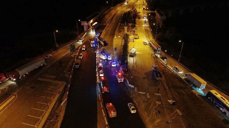 Yolcu otobüsü otoyolda devrildi