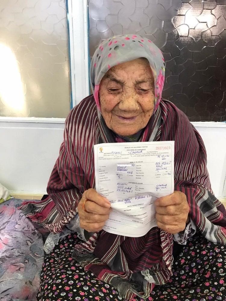 112 yaşında parti üyesi oldu