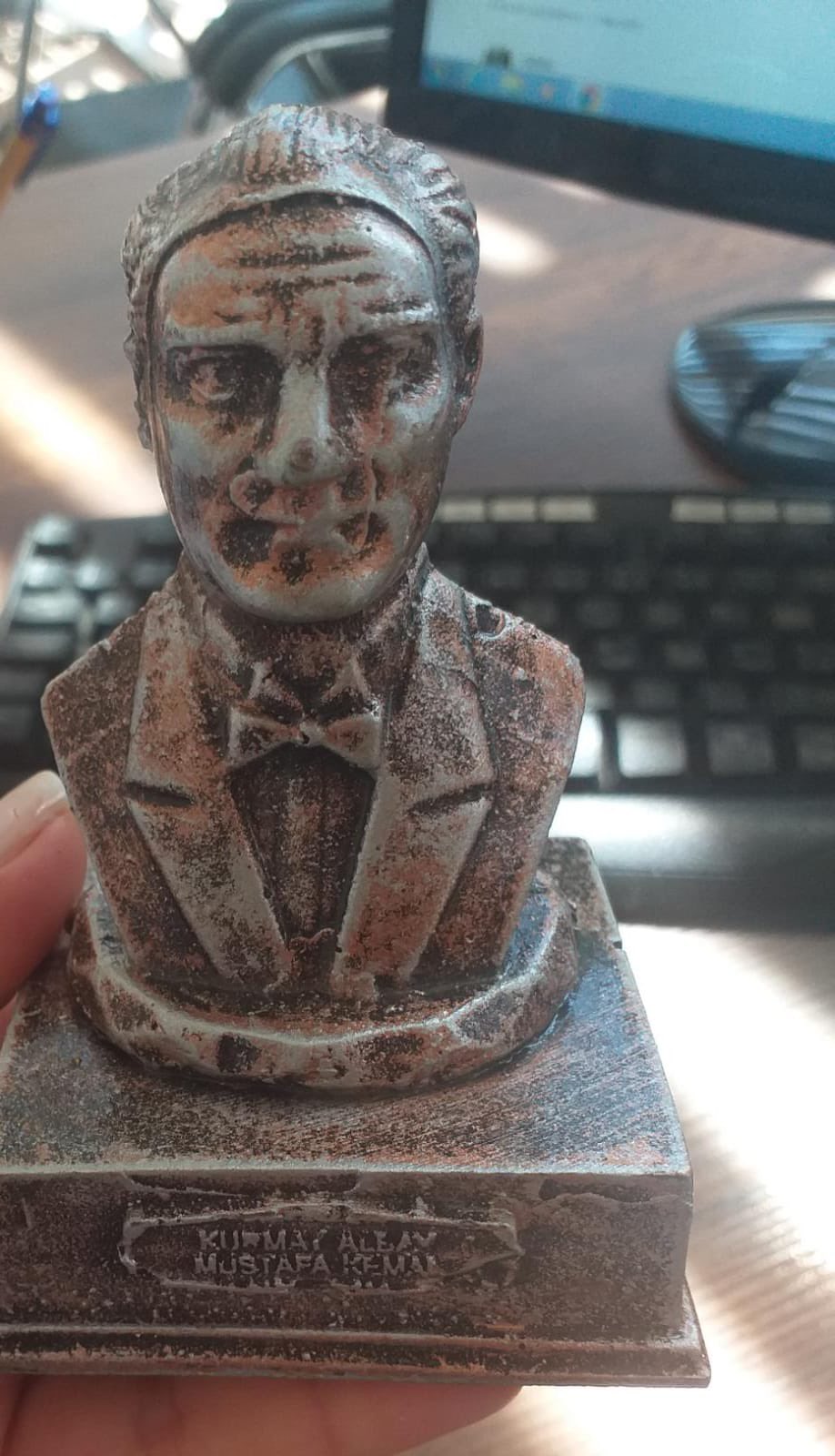 Bu Atatürk büstü, İzmir'de bir muhtara verilmiş!