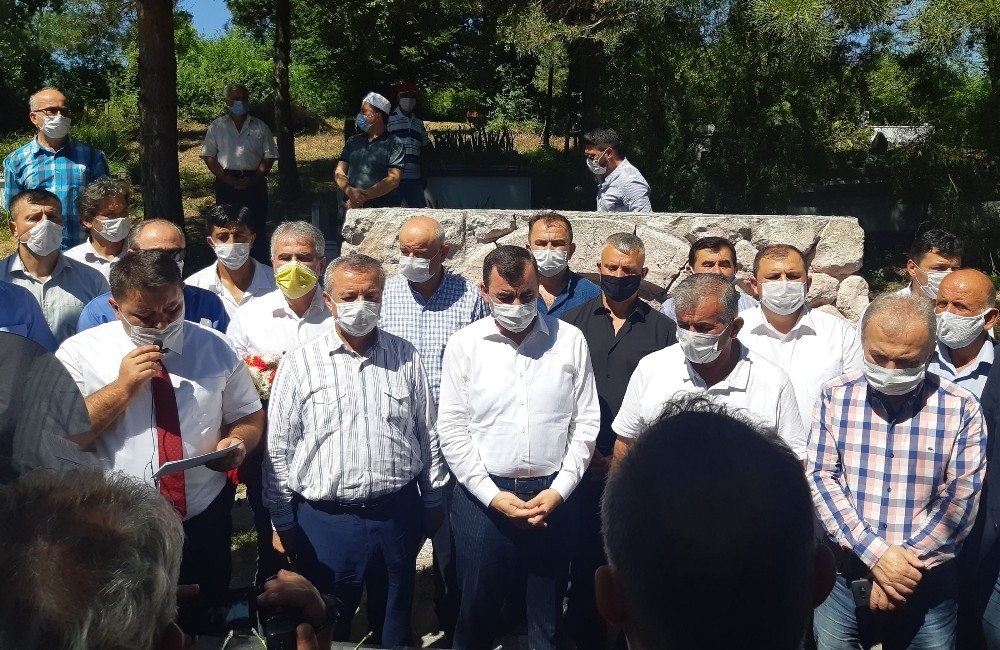 21 yıl önce silahlı saldırıda öldürülen işçi lideri, mezarı başında anıldı