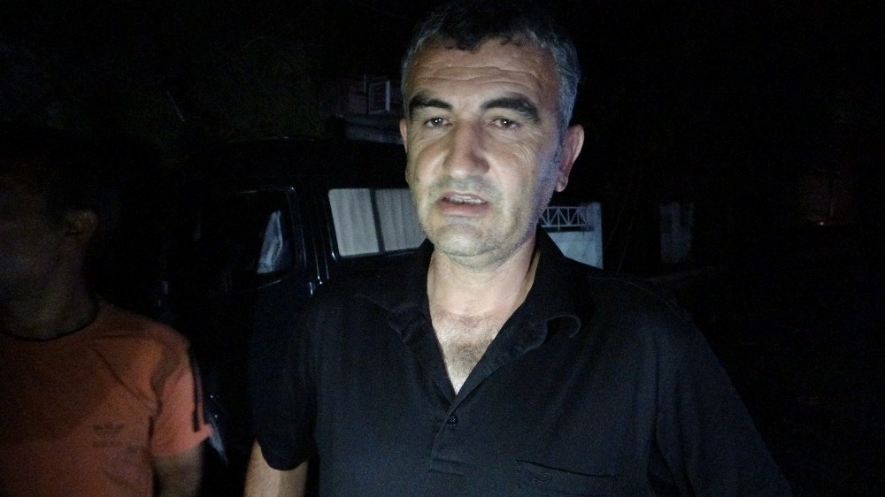 Adana'da fırtınada elektrik telleri koptu, ağaç aracın üzerine devrildi