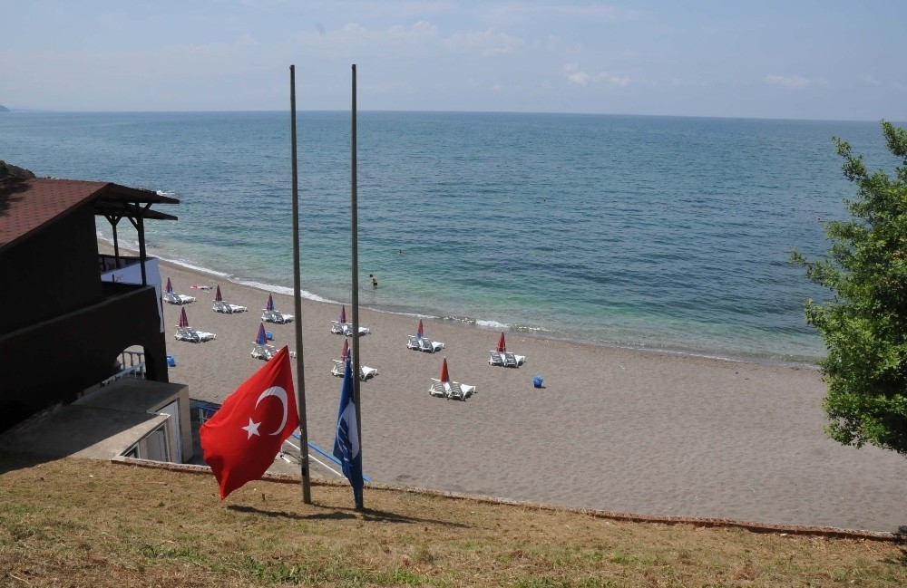 Akçakoca'da 3 Plaja Mavi Bayrak çekildi