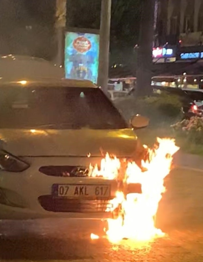 Alanya'da seyir halindeki otomobil yandı
