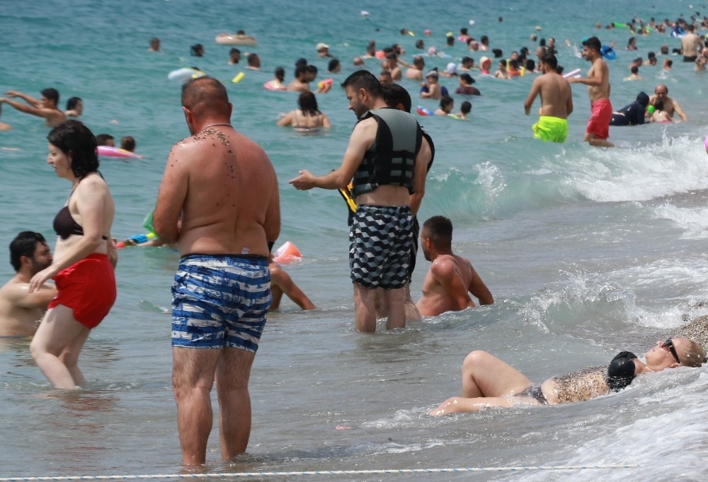 Antalya sahillerindeki kalabalık ürkütüyor