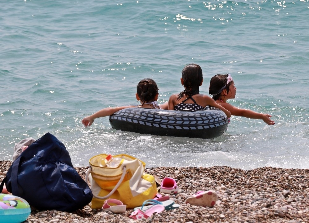 Antalya sahillerindeki kalabalık ürkütüyor