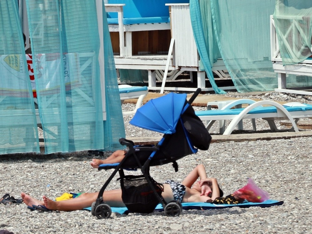 Antalya sahillerindeki kalabalık ürkütüyor