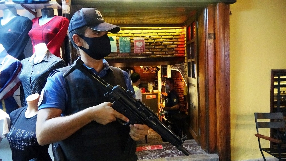 Antalya'da 1500 polisle  korona virüs denetimi