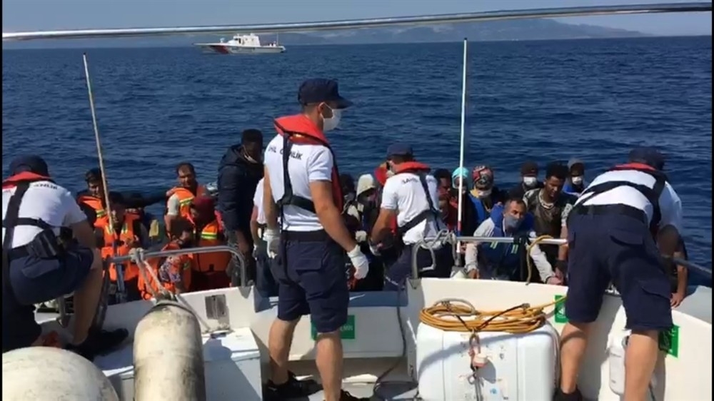Ayvalık'ta 74 göçmen kurtarıldı