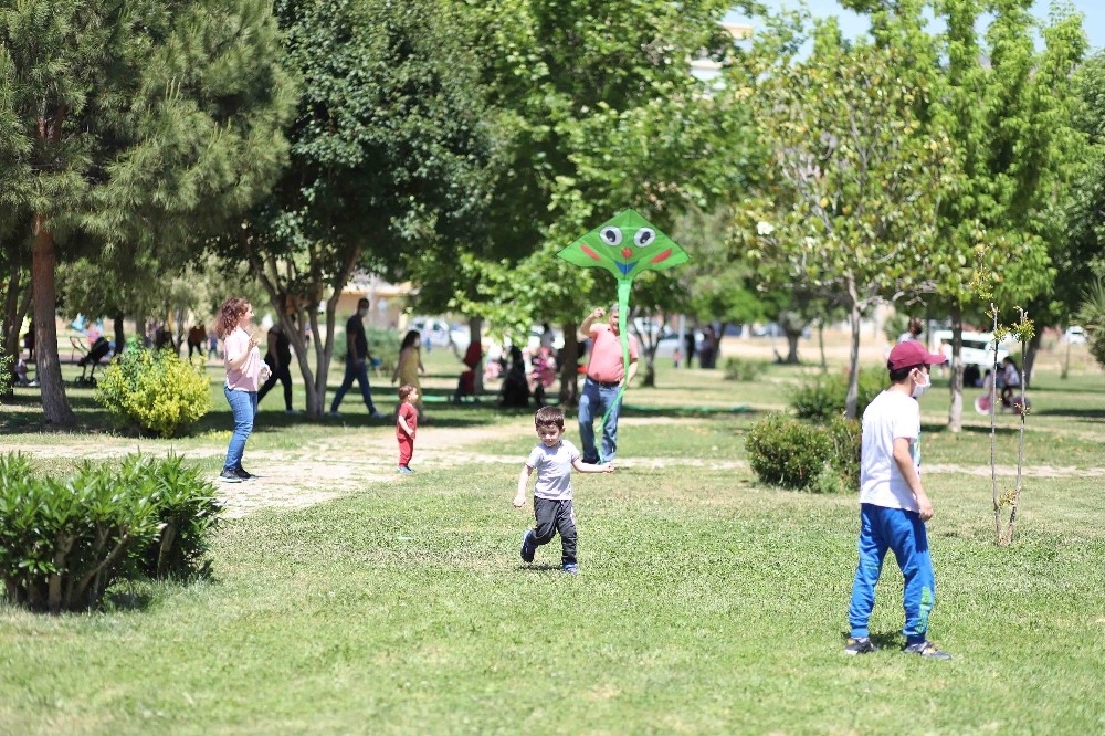 Bayraklı'da 44 parka yeni oyun grubu