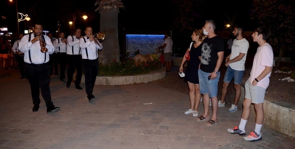 Bayramda alkışlar Kuşadası Kent Orkestrası'na