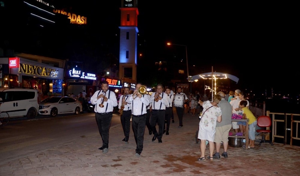 Bayramda alkışlar Kuşadası Kent Orkestrası'na