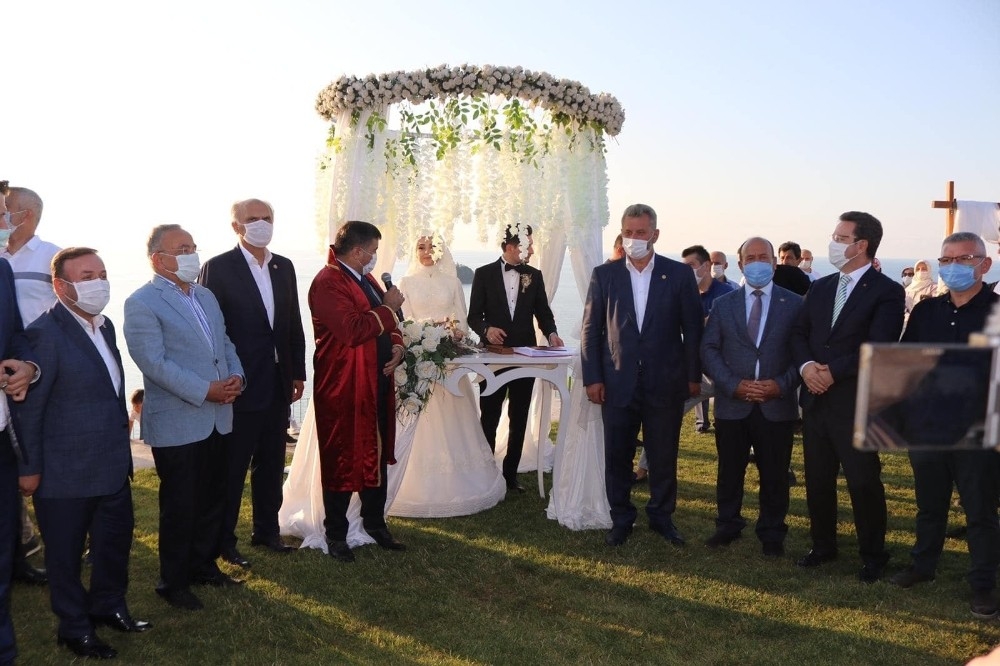 Belediye Başkanı oğlunun nikahını kıydı