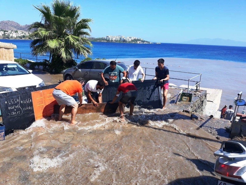 Bodrum'da yollar dereye duvarlar şelaleye döndü