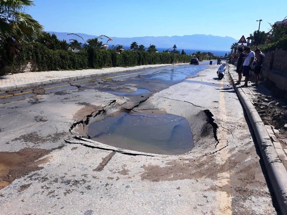 Bodrum'da yollar dereye duvarlar şelaleye döndü