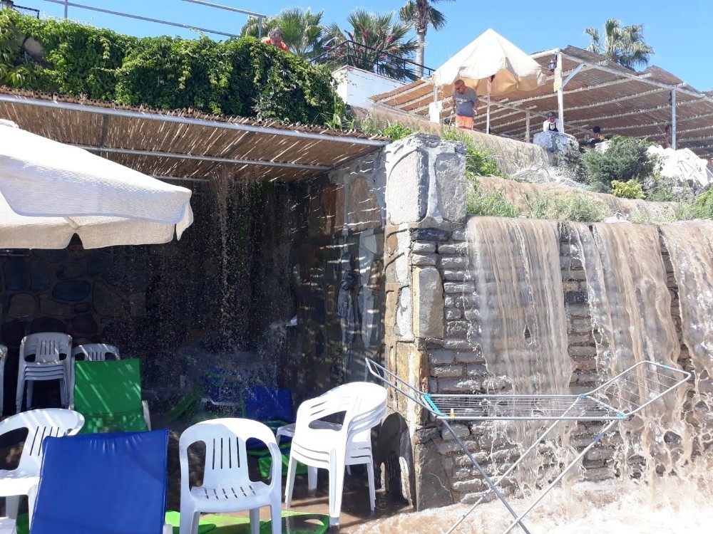 Bodrum'da yollar dereye duvarlar şelaleye döndü