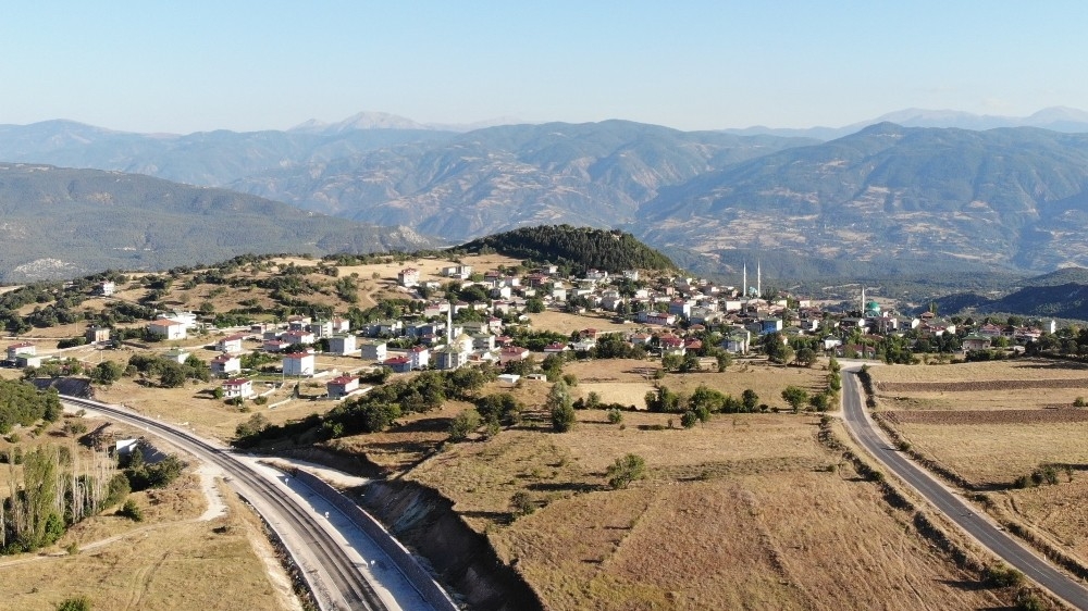 Bu köy, düğün sonrası karantinaya alındı