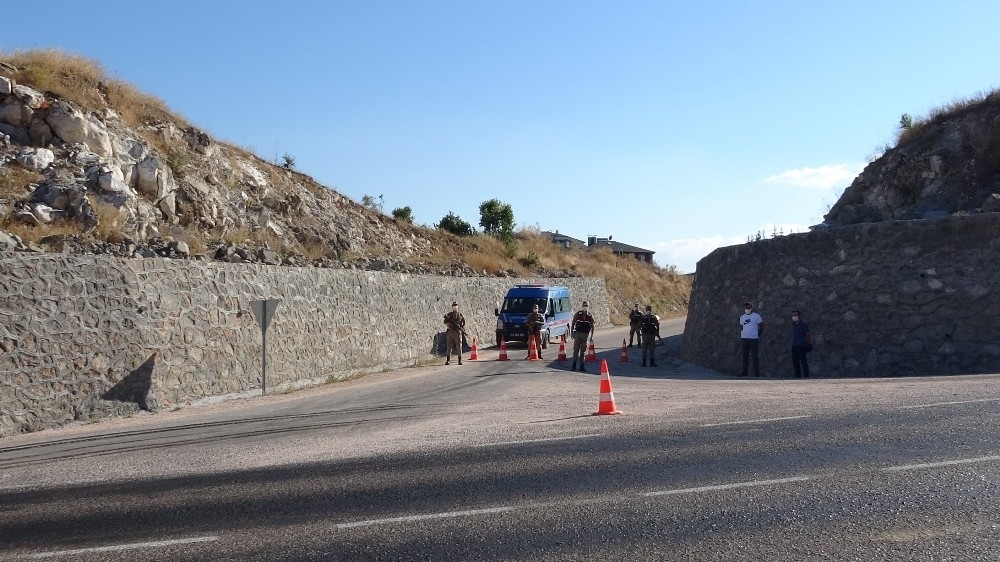 Bu köy, düğün sonrası karantinaya alındı