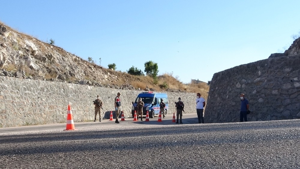 Bu köy, düğün sonrası karantinaya alındı