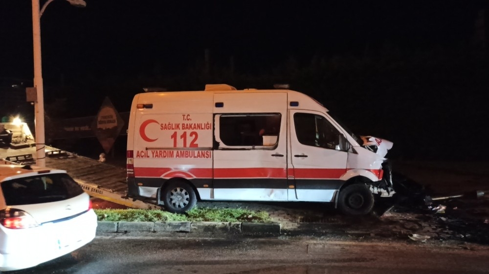 Bursa'da ambulans ile ticari araç çarpıştı: 3 yaralı