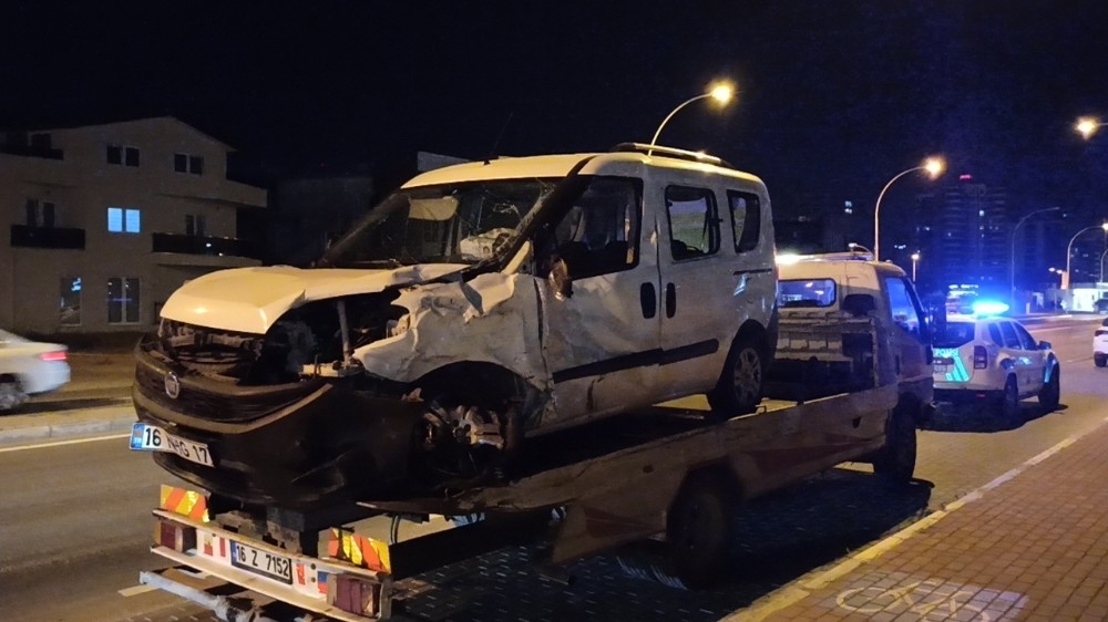 Bursa'da ambulans ile ticari araç çarpıştı: 3 yaralı