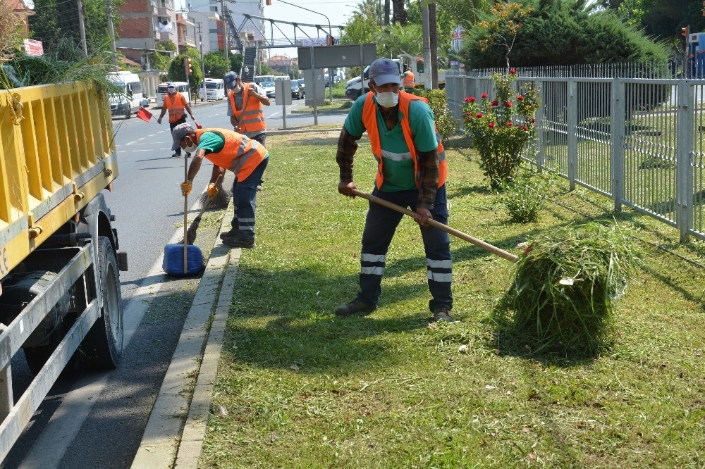 Efeler Belediyesi Umurlu'da refüjleri temizledi