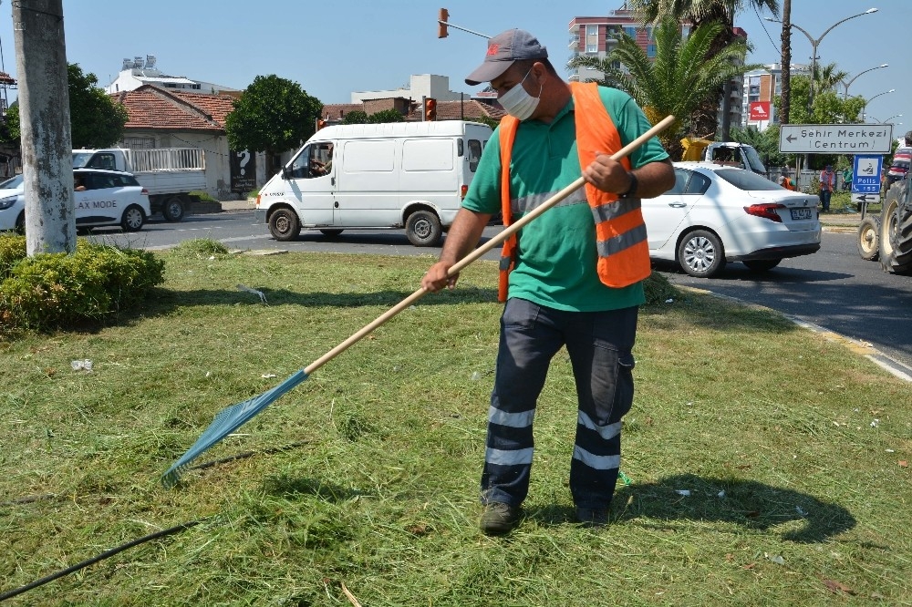 Efeler Belediyesi Umurlu'da refüjleri temizledi