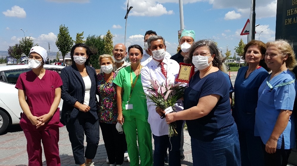 Eskişehir'in kıdemli doktoru Bilen Özel emekli oldu