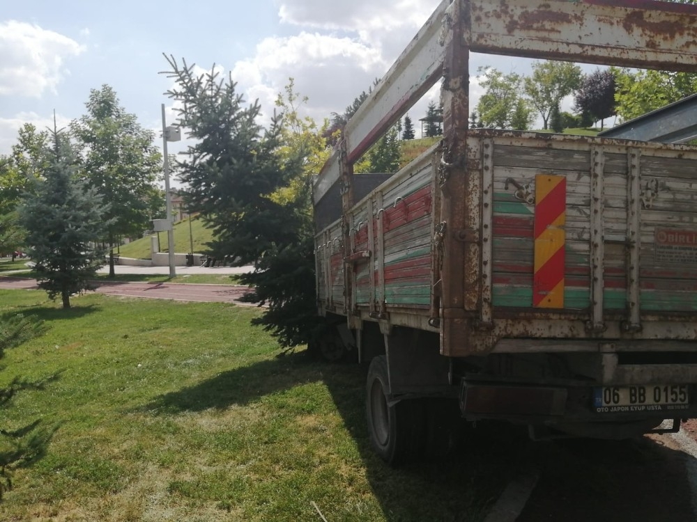 Faciaya kıl payı: Freni boşalan kamyon parka girdi