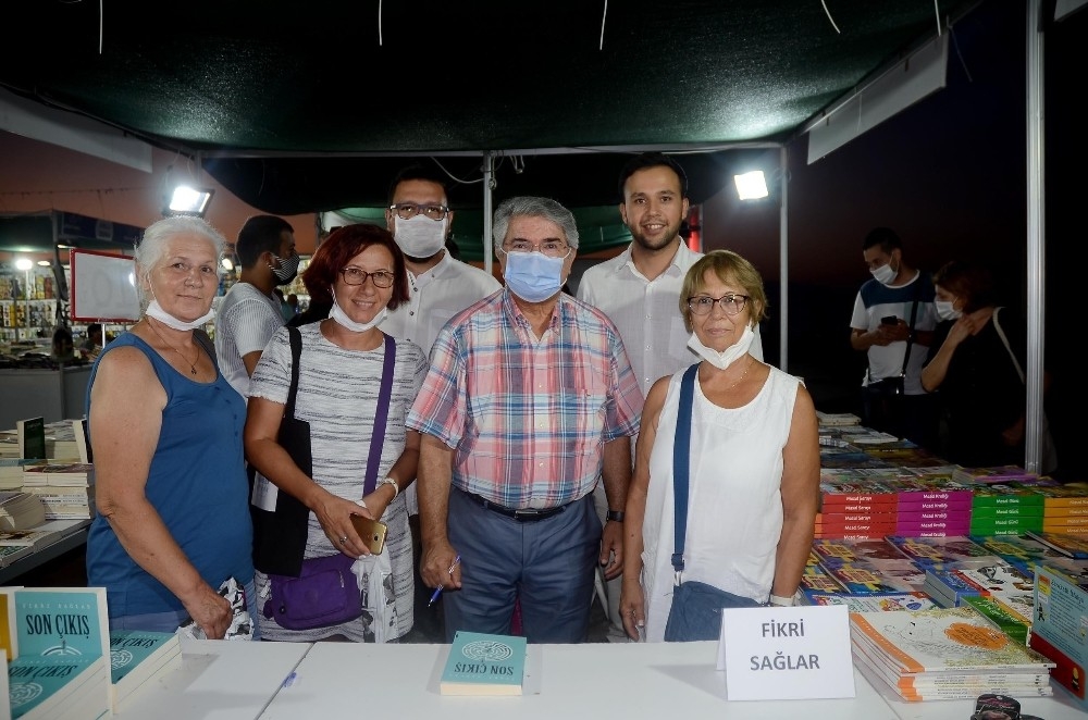 Fikri Sağlar, Kuşadası'nda okurlarıyla bir araya geldi