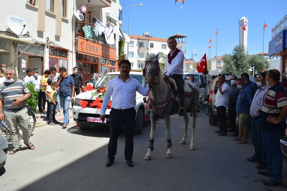 Gelin almaya atlı konvoyla geldiler