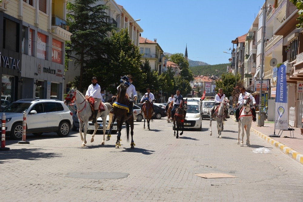 Gelin almaya atlı konvoyla geldiler