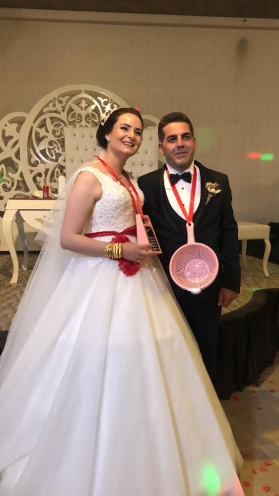 Gelin ve damada altın yerine rende ve süzgeç taktılar