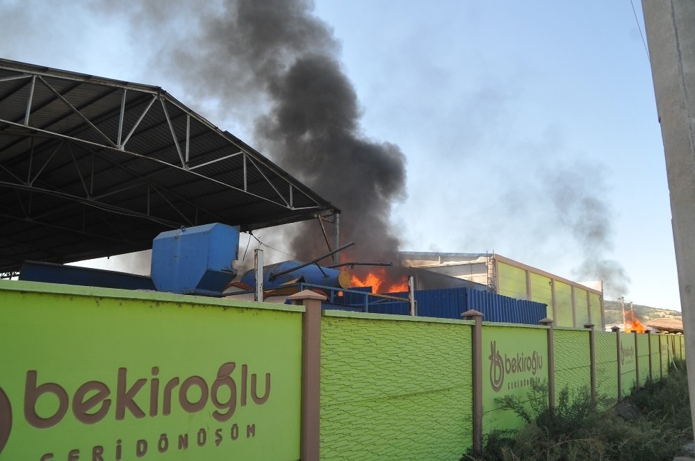 Geri dönüşüm tesisinde yangın korkuttu