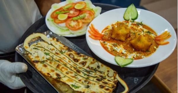 Hindistan'da maske ve korona virüs şeklinde yemek