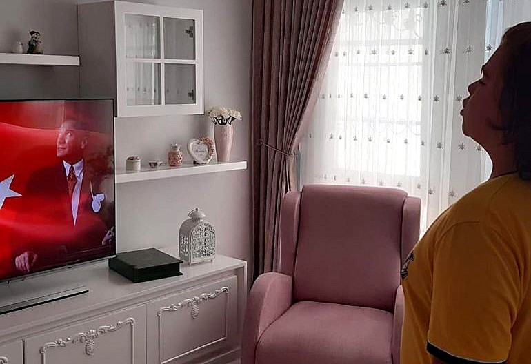 İstiklal Marşı'nı öğretmenler okulda, öğrenciler evlerinde söyledi