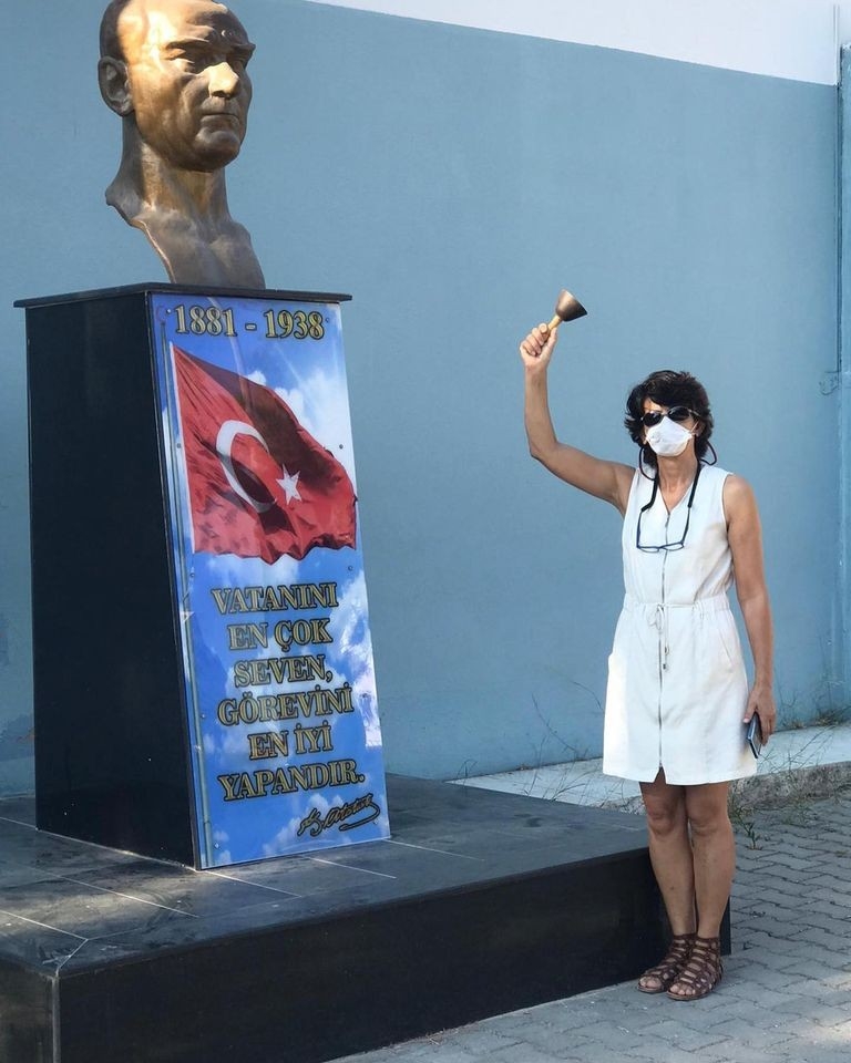 İstiklal Marşı'nı öğretmenler okulda, öğrenciler evlerinde söyledi