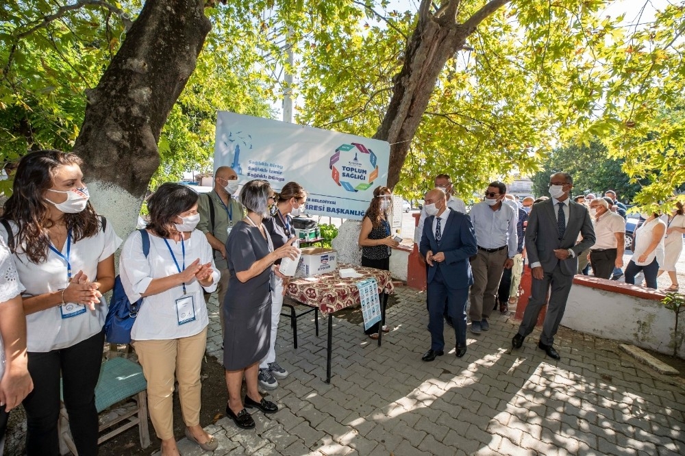 İzmir Büyükşehir Belediyesinden köylülere hijyen kiti ve gıda kolisi