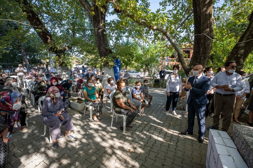 İzmir Büyükşehir Belediyesinden köylülere hijyen kiti ve gıda kolisi