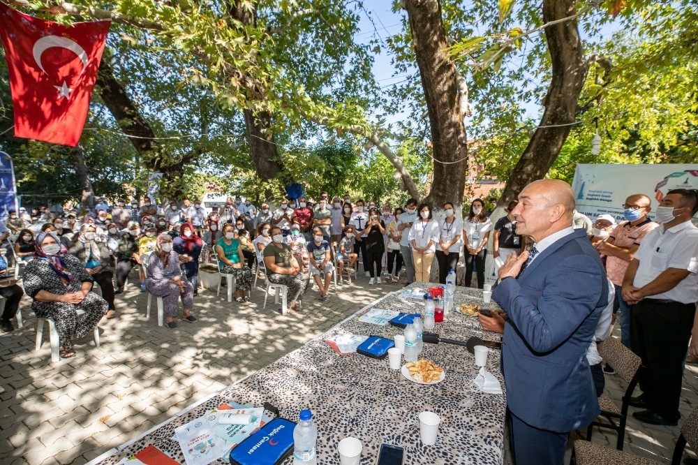 İzmir Büyükşehir Belediyesinden köylülere hijyen kiti ve gıda kolisi