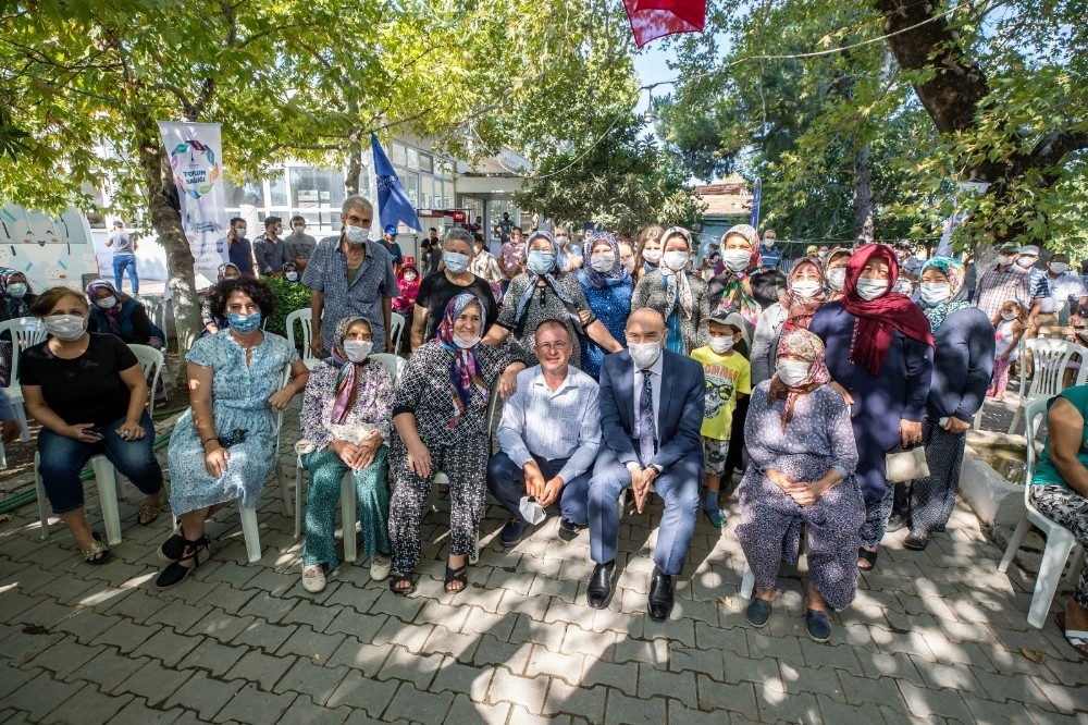 İzmir Büyükşehir Belediyesinden köylülere hijyen kiti ve gıda kolisi