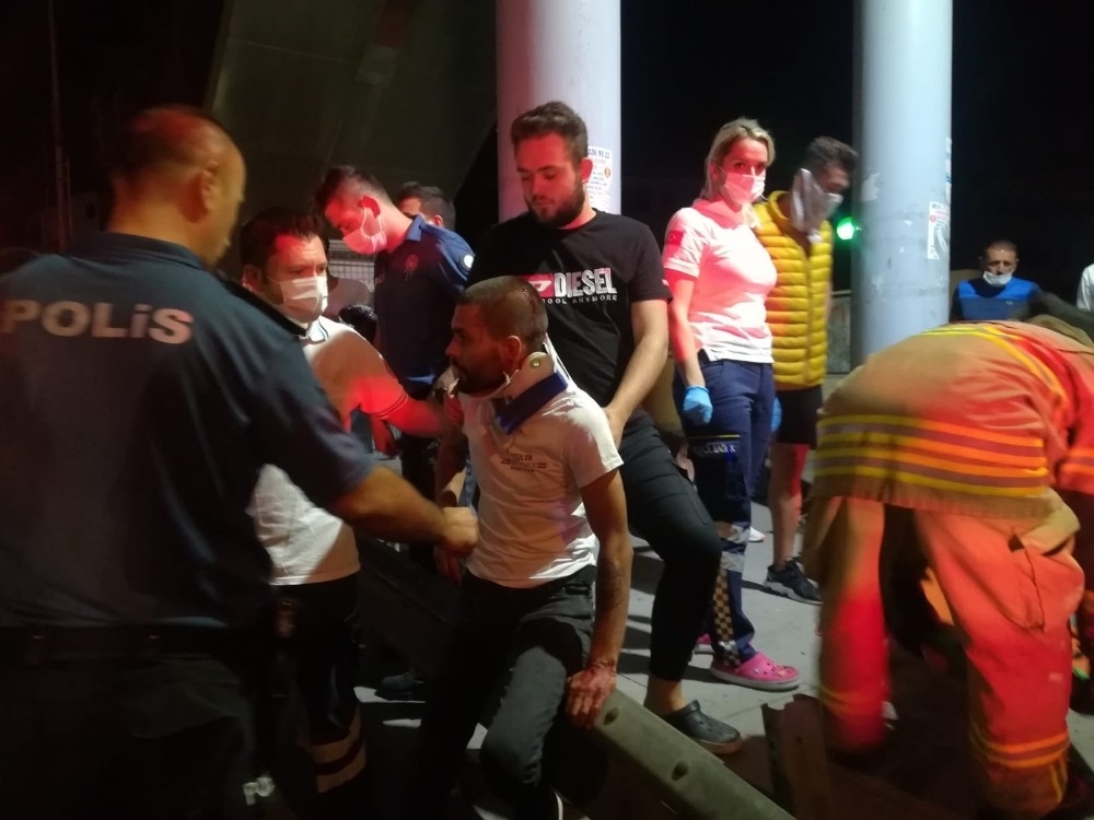 İzmir'de feci kaza: 1'i ağır, 3 yaralı