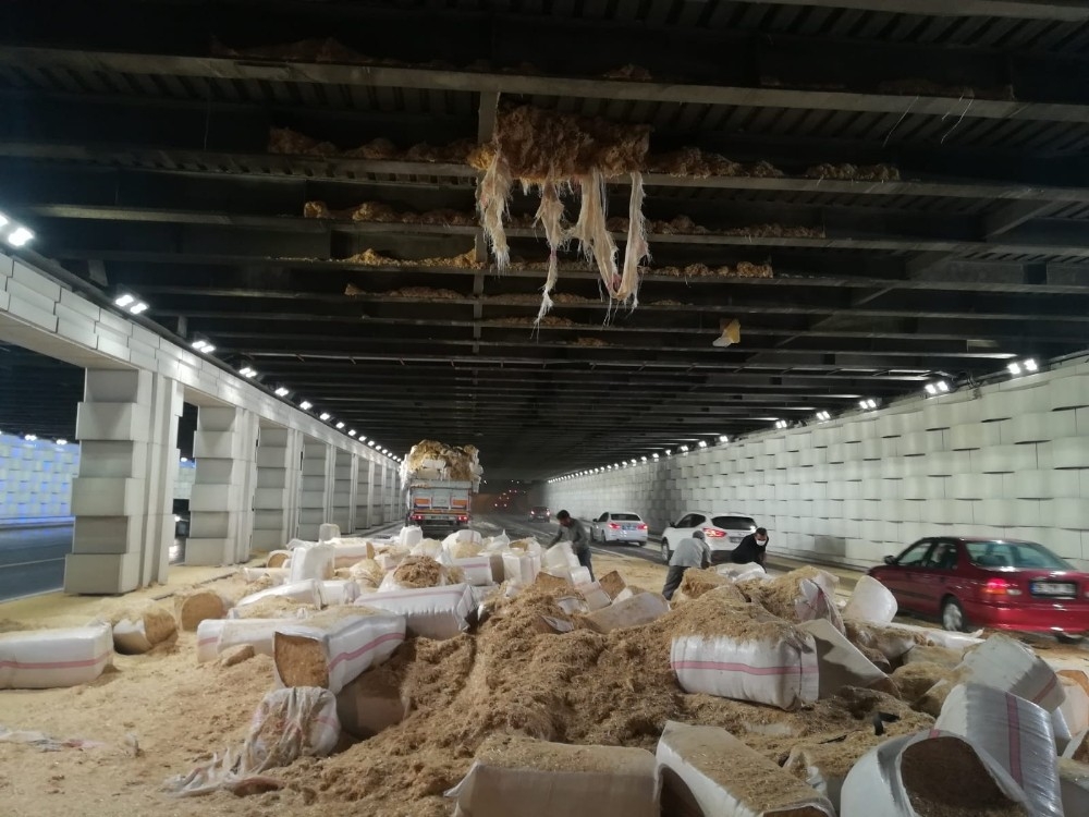 İzmir'de saman yüklü TIR alt geçide sıkıştı