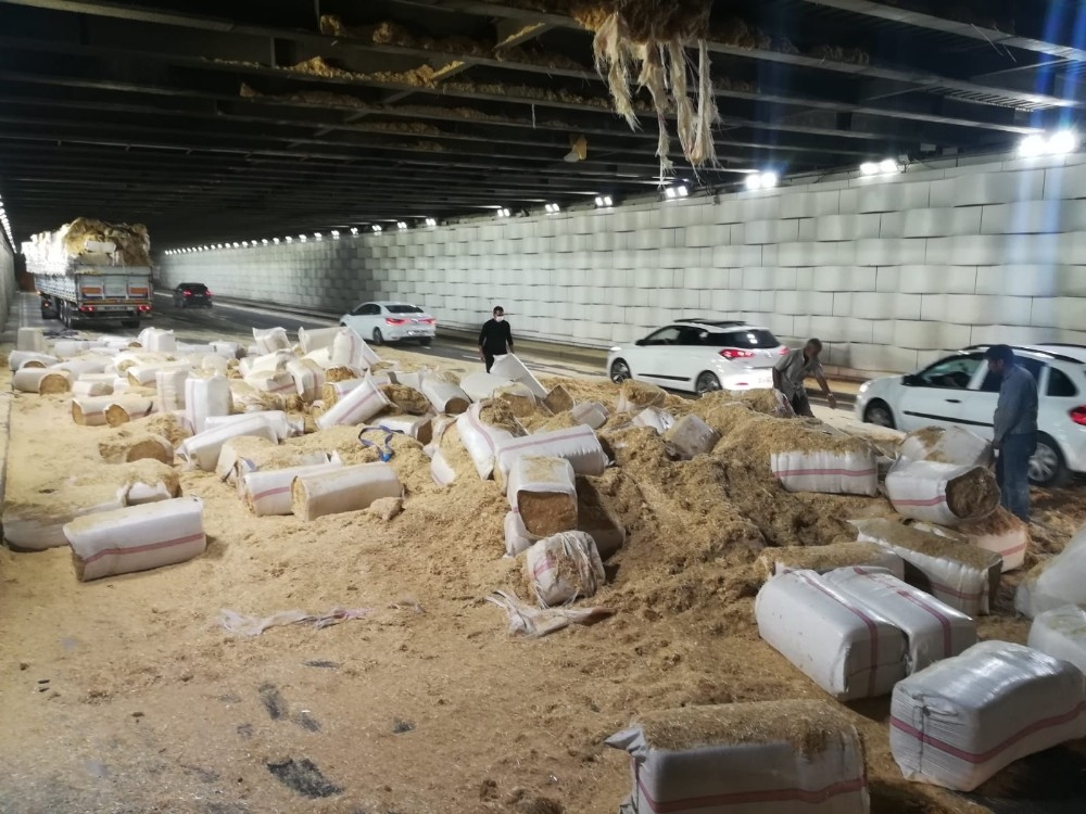 İzmir'de saman yüklü TIR alt geçide sıkıştı