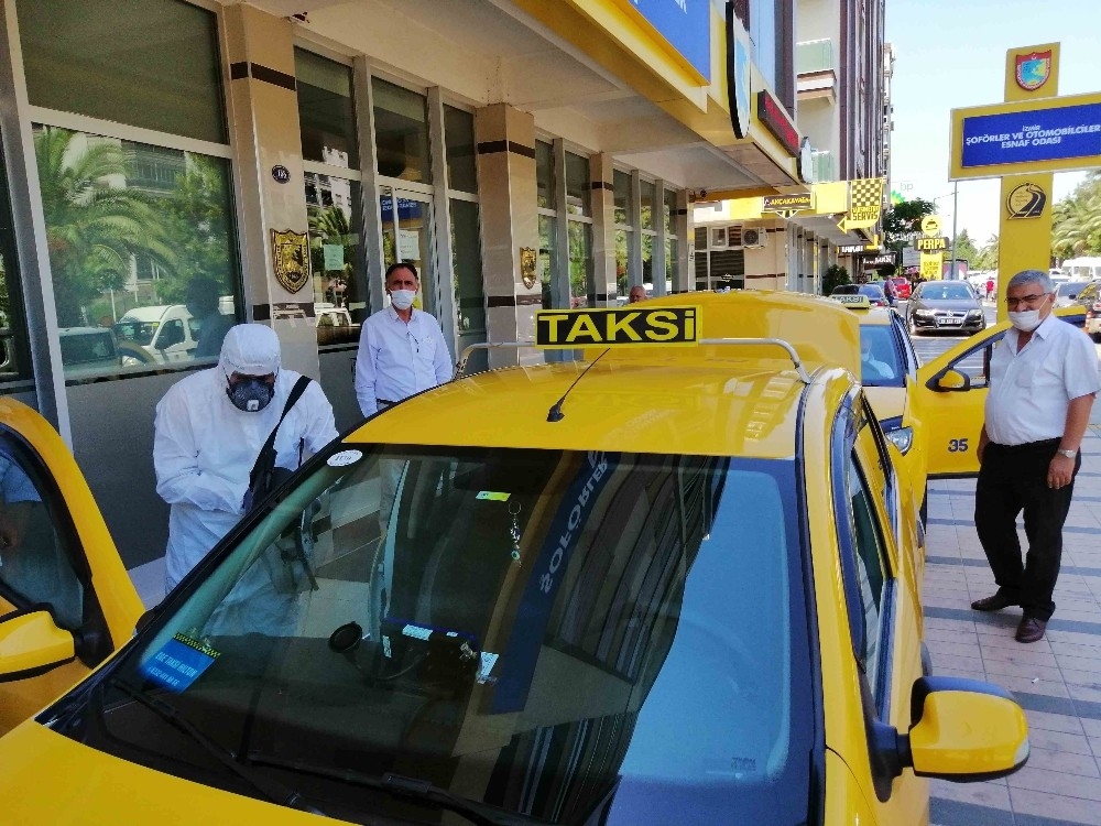 İzmir'deki taksiler sürekli dezenfekte ediliyor