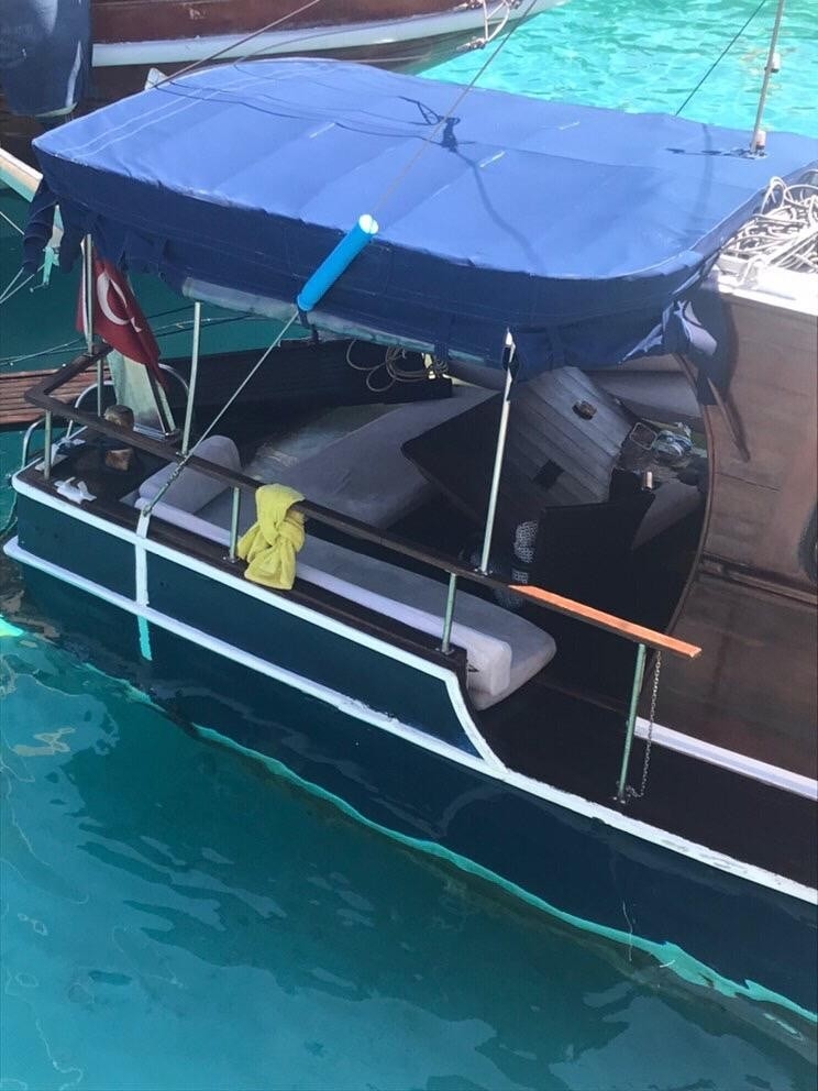 Kayalıklara çarpan tekne karaya oturdu