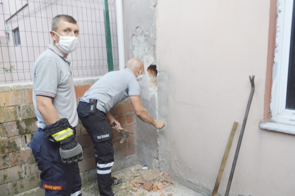 Kedi yavrusu duvar delinerek kurtarıldı