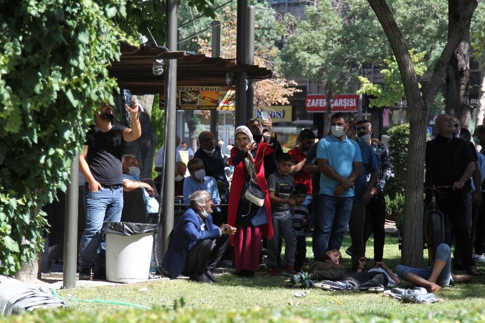 Kızını göremeyince çatıya çıkarak intihara kalkıştı