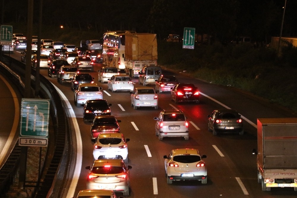 Kocaeli TEM'de dönüş çilesi sürüyor