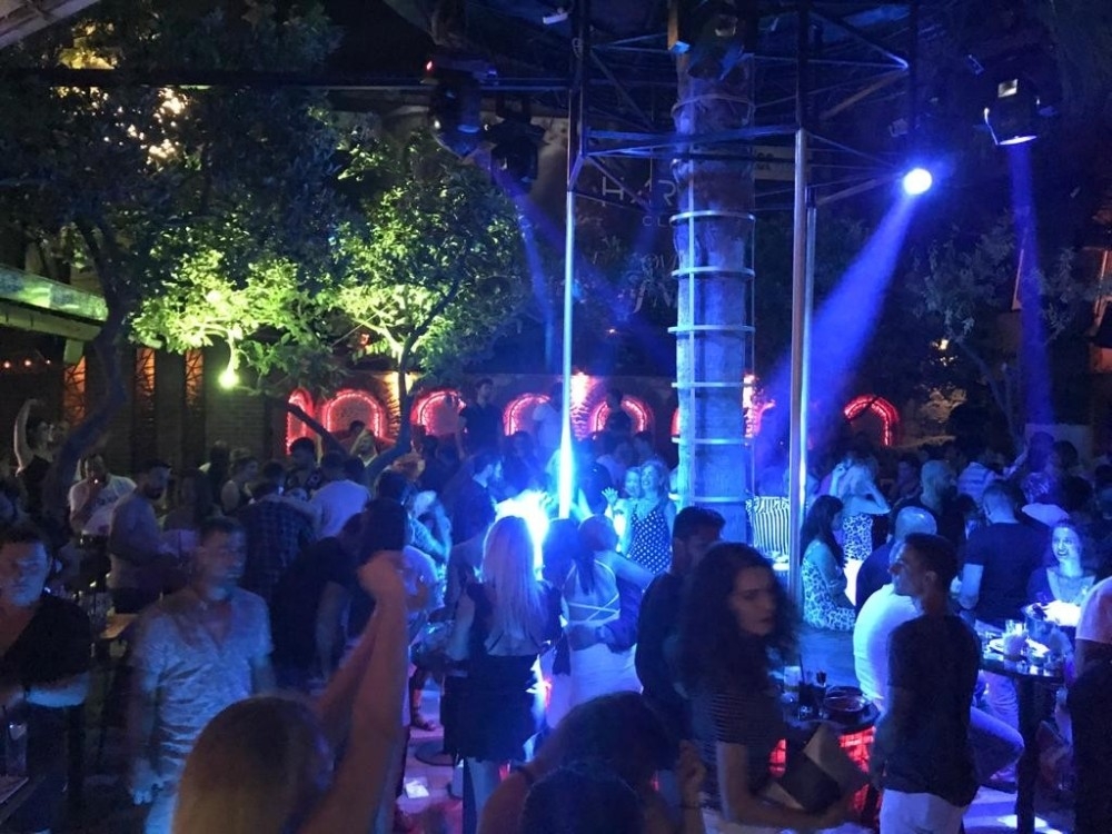 Kuşadası'nda eğlence mekanları doldu taştı